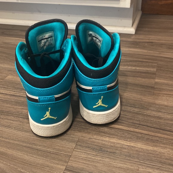 Air Jordan 1s mid 6.5 Y cute colors.💗 As is 😍See images 🤩 - Picture 3 of 6